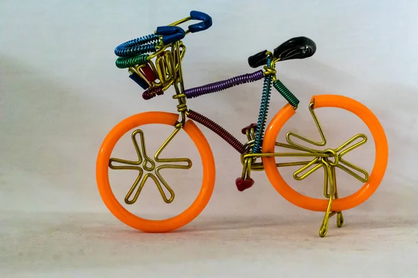 Primer Plano Pequeño Juguete Bicicleta Hecho Chatarra Objetos Del Hogar — Foto de Stock