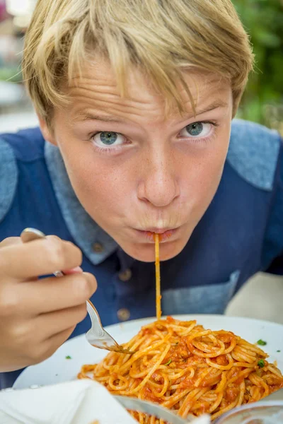 Jongen eten spaghetti — Stockfoto