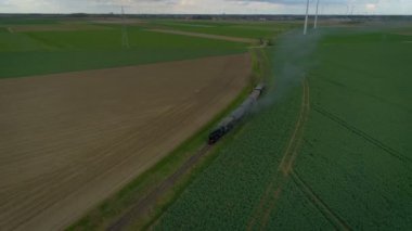 bir alanda yel değirmenleri ile sürme bir vintage buhar tren bir havadan çekim