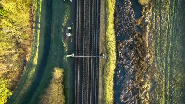 Прямо Вниз Верхній Знімок Поїзда Перетинає Міст Через Дорогу — стокове відео
