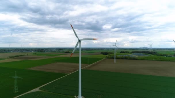 Drohnenaufnahme Eines Feldes Voller Windmühlen — Stockvideo