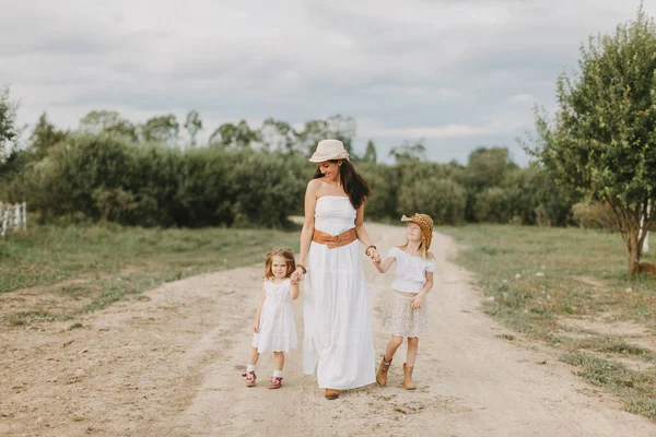 Mãe Com Filhas Caminha Aldeia Vestidos Brancos Dia Verão Vida — Fotografia de Stock