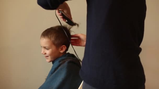 Uma Mulher Corta Seu Bebê Com Cortador Cabelo Cortando Seu — Vídeo de Stock