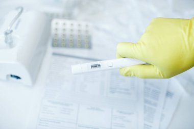 Hastanedeki bir masaüstü bilgisayarında virüs testi yapılmış bir el. Laboratuvarda koronovirüs testi, hafif arkaplan