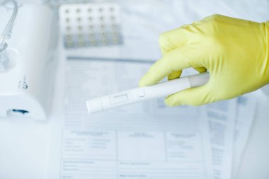 Hastanedeki bir masaüstü bilgisayarında virüs testi yapılmış bir el. Laboratuvarda koronovirüs testi, hafif arkaplan