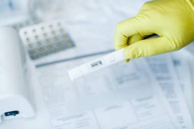 Hastanedeki bir masaüstü bilgisayarında virüs testi yapılmış bir el. Laboratuvarda koronovirüs testi, hafif arkaplan