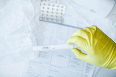 Hastanedeki bir masaüstü bilgisayarında virüs testi yapılmış bir el. Laboratuvarda koronovirüs testi, hafif arkaplan