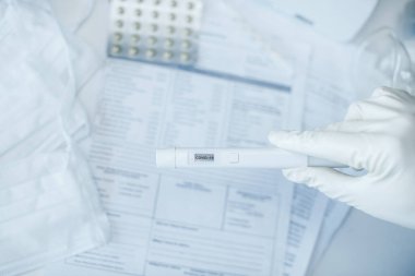 Hastanedeki bir masaüstü bilgisayarında virüs testi yapılmış bir el. Laboratuvarda koronovirüs testi, hafif arkaplan