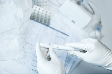 Hastanedeki bir masaüstü bilgisayarında virüs testi yapılmış bir el. Laboratuvarda koronovirüs testi, hafif arkaplan