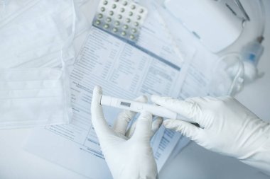 Hastanedeki bir masaüstü bilgisayarında virüs testi yapılmış bir el. Laboratuvarda koronovirüs testi, hafif arkaplan