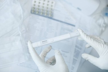 Hastanedeki bir masaüstü bilgisayarında virüs testi yapılmış bir el. Laboratuvarda koronovirüs testi, hafif arkaplan