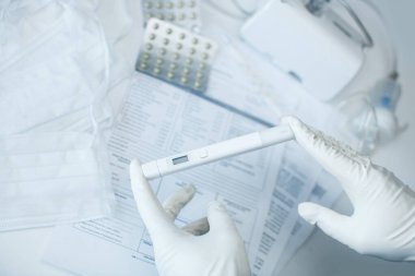 Hastanedeki bir masaüstü bilgisayarında virüs testi yapılmış bir el. Laboratuvarda koronovirüs testi, hafif arkaplan