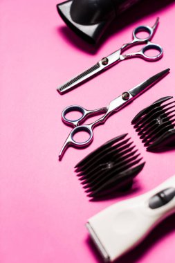 Pembe arka planda kuaför aksesuarları. Yukarıdan bak, taklit et, kimse