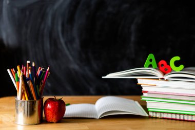 Masadaki kitaplar ve kalemler.