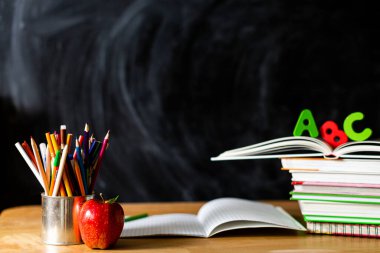 Masadaki kitaplar ve kalemler.