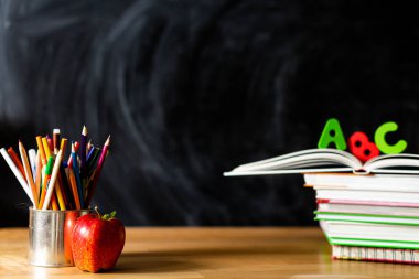 Masadaki kitaplar ve kalemler.