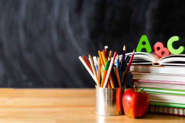 Masadaki kitaplar ve kalemler.