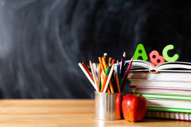 Masadaki kitaplar ve kalemler.