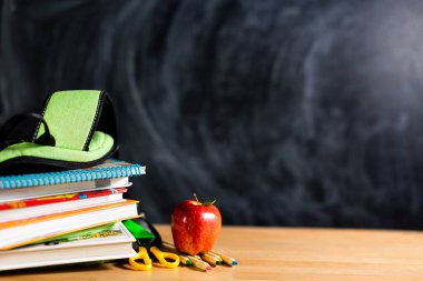 Sırt çantası ve elma masada, kara tahta, eğitim kavramı, hiç kimse, yazıt
