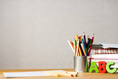 Kitaplarla, elmalarla ve ABC ile okul masası, okula dönüş, hiç kimse