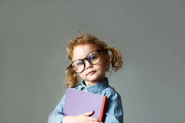 Piccola ragazza bionda si alza con i capelli in glasse — Foto Stock