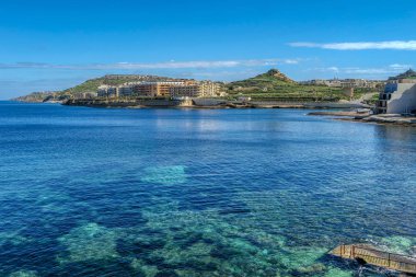 Malta, Avrupa 'daki Gozo adasındaki Marsalforn Körfezi manzarası