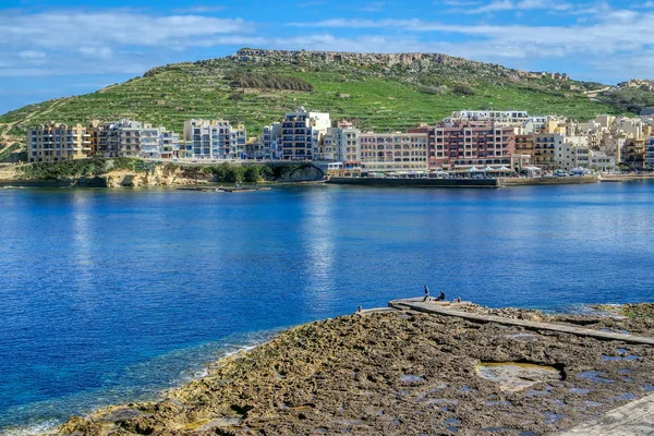 Вид на город и побережье через залив Марсалфорн, Гоцо, Мальта, Европа — стоковое фото