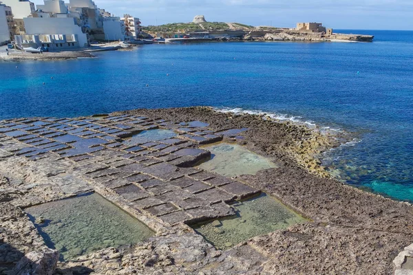 Соль кастрюли вдоль набережной с батареей Il-Qolla I-Badja, Marsalforn, Gozo, Мальта, Европа — стоковое фото
