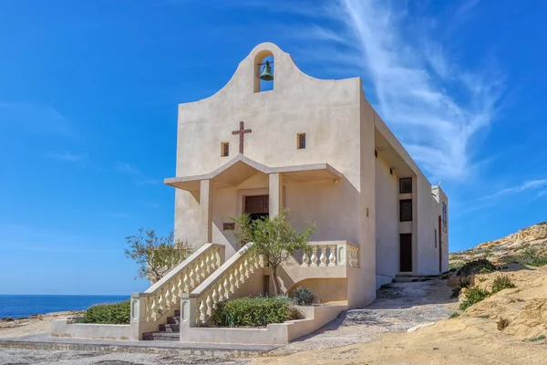 Kaplica św. Anny lub św. Anny w zatoce Dwejra na wyspie Gozo na Malcie — Zdjęcie stockowe