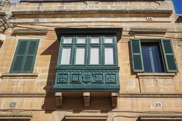 Historische Wohngebäude, dekoriert mit bunten maltesischen Holzbalkonen, Victoria, Gozo, Malta — Stockfoto