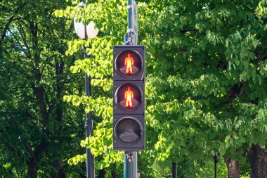 Norveç, Oslo 'daki yaya trafik ışıklarının Semaphoru' ndan iki kırmızı ışık.