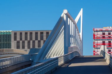 Norveç 'in Oslo şehrinde yeni modern Nordenga yaya ve bisiklet köprüsü