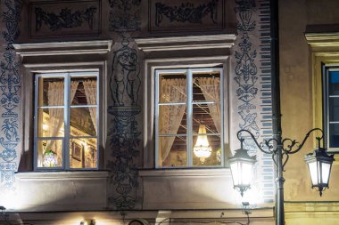 Polonya 'nın eski Varşova şehrinde gece pencereleri