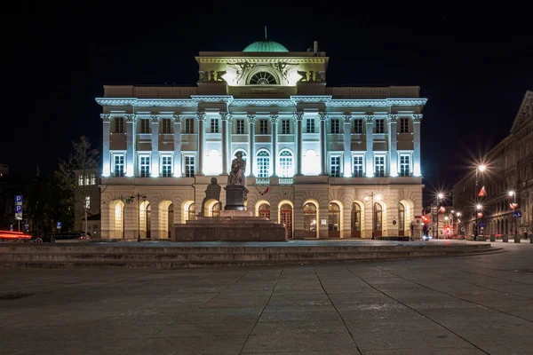 Ночной вид на памятник Николаю Копернику перед Сташичским дворцом (Палац Сташица) ) — стоковое фото