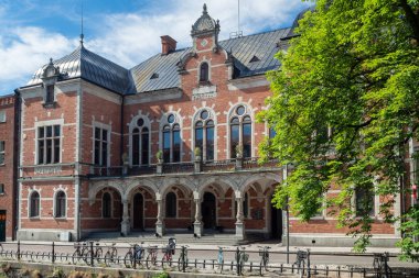 İsveç 'in Uppsala kentindeki Fyris nehrinin yanındaki binalar.