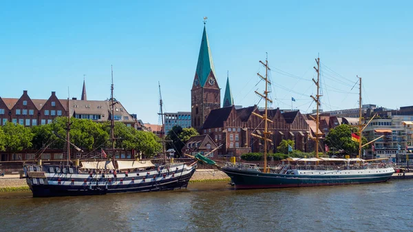 Alexander von Humboldt tall ship and others wooden sailing ships on River Weser. St. Martini church on background, Bremen, Germany 스톡 사진