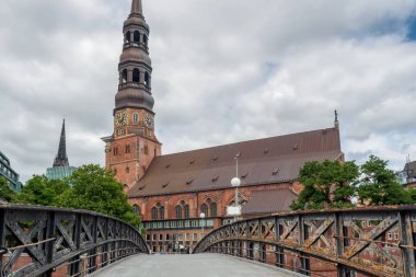 Hamburg, Almanya 'da tarihi St. Catherine Kilisesi (Katharinenkirche)