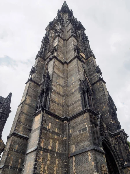 The Gothic Revival Church of St. Nicholas (St.-Nikolai-Kirche) у Гамбурзі, Німеччина. — стокове фото