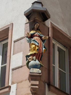 Nuremberg, Bavyera, Almanya 'da bir evin cephesinde heykel