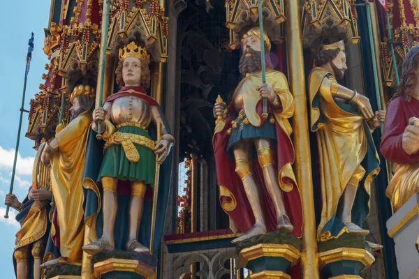 Gotický Schoner Brunnen (krásná fontána) na Hauptmarkt (hlavní trh) náměstí v Norimberku Staré Město, Bavorsko, Německo — Stock fotografie