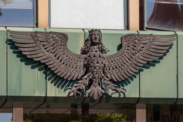 Coat of arms with eagle on the wall of Polizeiberatung Zeughaus building in Nuremberg, Middle Franconia, Bavaria, Germany, Europe 스톡 이미지