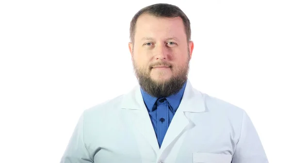Ωραίος παχουλός γιατρός με γενειάδα σε λευκό παλτό σε λευκό απομονωμένο φόντο. — Φωτογραφία Αρχείου