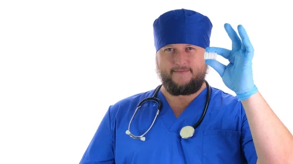 Arzt mit Stethoskop in blauer Kleidung auf weißem isoliertem Hintergrund. — Stockfoto