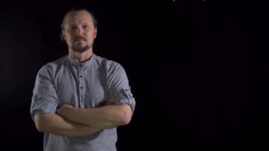 Siyah arka planda sakallı ve drone 'lu bir adam.