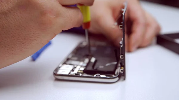 Reparador de teléfono reparación de un teléfono inteligente — Foto de Stock