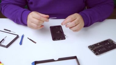 Akıllı telefonu tamir eden bir tamirci.
