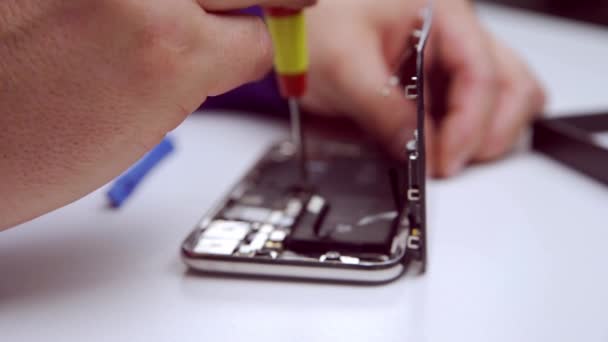 Telefoon reparateur repareren van een smartphone — Stockvideo