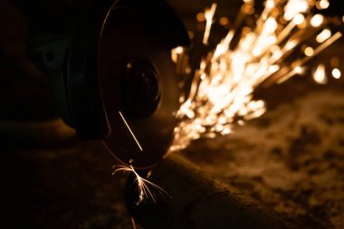 Geceleri testereden çıkan kıvılcımlar