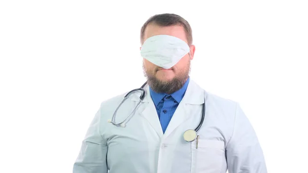 Netter molliger Arzt mit Bart in weißem Mantel auf weißem isoliertem Hintergrund — Stockfoto