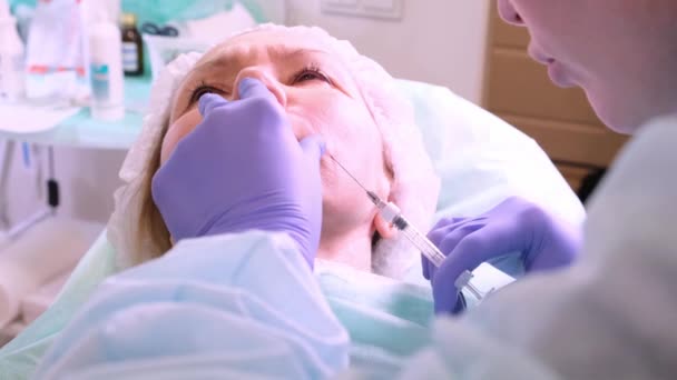 Πλαστική χειρουργική, ο γιατρός κάνει έναν πυροβολισμό στο πρόσωπο — Αρχείο Βίντεο